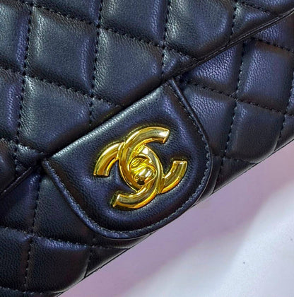 CHANEL
GOOD QUALITY 
WITH BOX 
100 dhs✅

Zain295
♥️♥️♥️