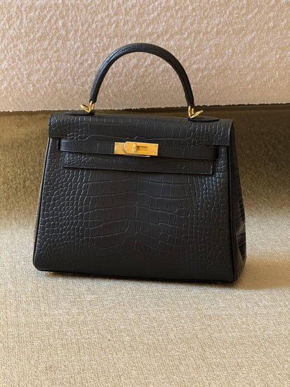 Hermes
kelly croc 28cm💥Master quality ✅with box📦
710 dhs❣️

Zain52
♥️♥️♥️