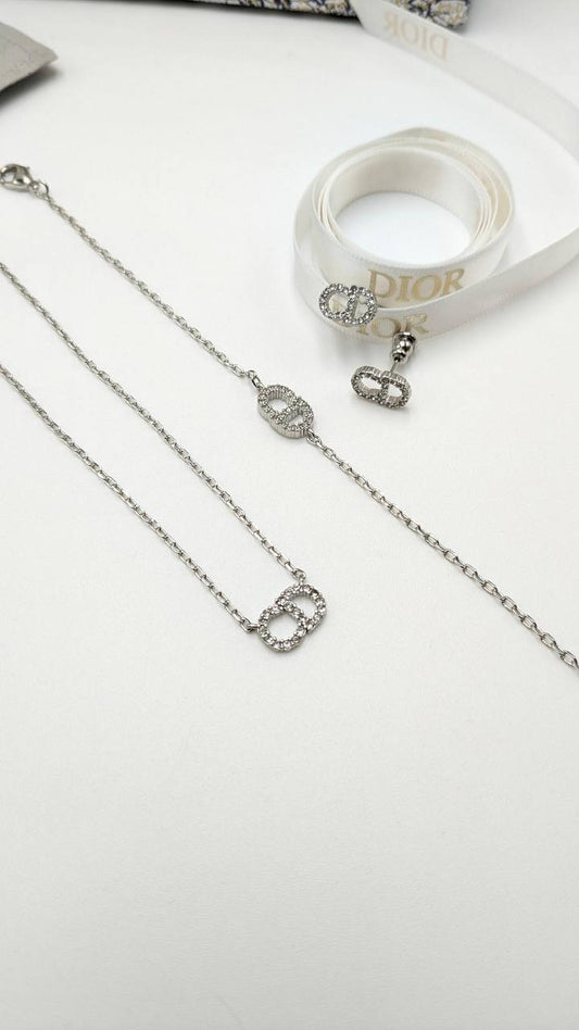 Dior
*Master Quality* 
*Necklace, Earrings & Bracelet*
170 dhs💓 with Normal Box 🎁
180 dhs💓 with Good Box 🎁

Zain210
♥️♥️♥️