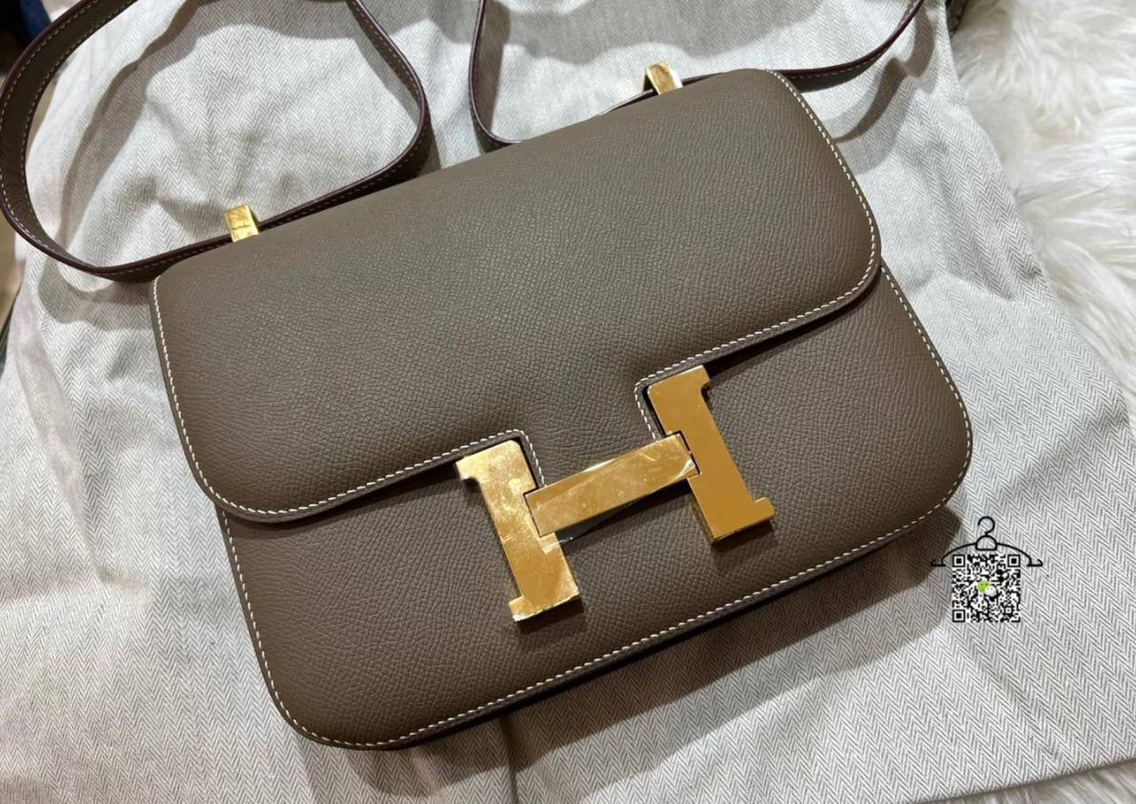 Hermes
good quality, comes 

with box, 
🎁🎁🎁

size... 23* 16 cm 

105 dhs🌺

Zain12
♥️♥️♥️