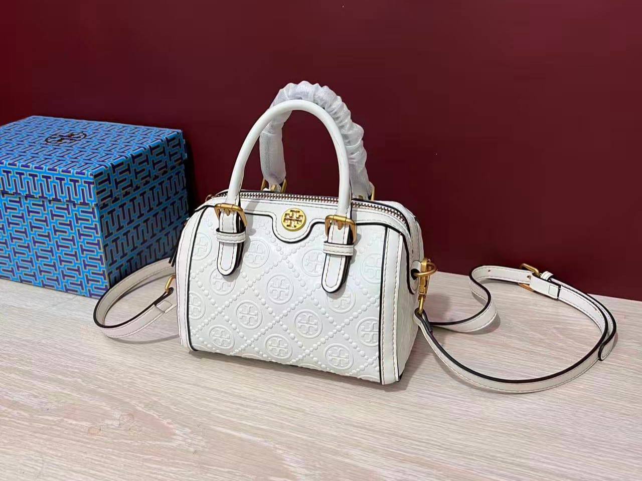 Tory Burch

85 dhs🪙🌨️

with box
🎁🎁🎁

size 18cm

Zain26
♥️♥️♥️