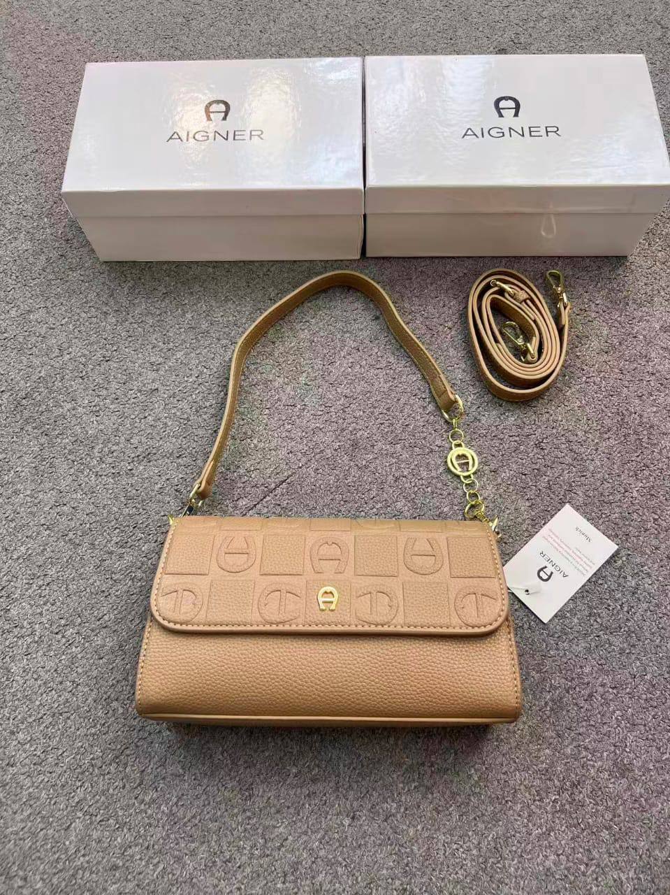 Aigner
100 dhs🇦🇪🇦🇪 
with box high quality24cm

Zain26
♥️♥️♥️
