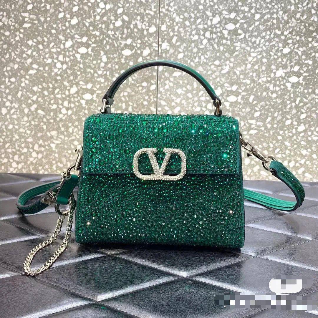Valentino / Prada / Fendi
1⃣️First quality 

Size : 26 *19 cm

85 dhs✅

with 🖤 box🎁

Zain115
♥️♥️♥️