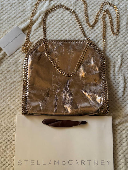 STELLA McCARTNEY
25cm
350 dhs🪙🌨️
Top quality

Zain167
♥️♥️♥️