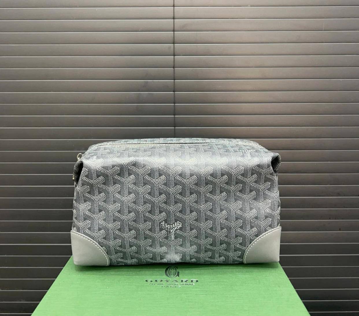 Goyard
Men's Hand Bag 
95 dhs❣️

Zain33
♥️♥️♥️