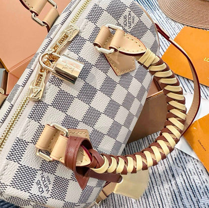 LV
 SPEEDY NEW DESIGN MASTER QUALITY 
WITH BOX 
240 dhs✅
20CM

Zain295
♥️♥️♥️