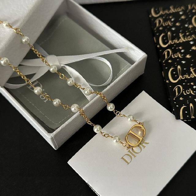 Dior ❤️‍🔥*
Necklace 💥
Bracelet 🍁
With normal boxes 📦 
95 dhs✅
With master box 🗃️ 
115 dhs✅

Zain216
♥️♥️♥️