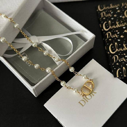 Dior ❤️‍🔥*
Necklace 💥
Bracelet 🍁
With normal boxes 📦 
95 dhs✅
With master box 🗃️ 
115 dhs✅

Zain216
♥️♥️♥️