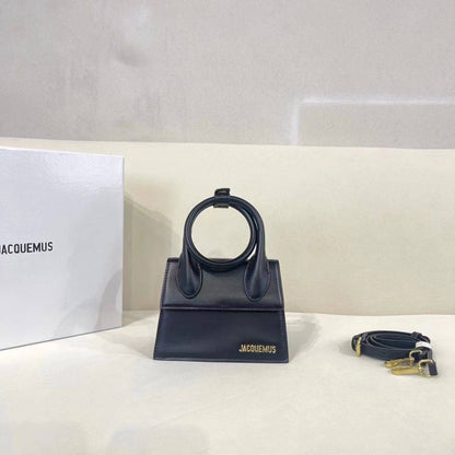 Jacquemus
Best quality with box’s 
100 dhs✅
size 18 cm

Zain290
♥️♥️♥️
