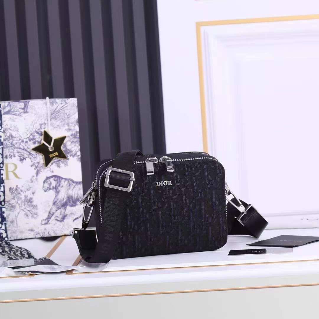 Men's Crossbody 
190 dhs🪙
master

Zain33
♥️♥️♥️