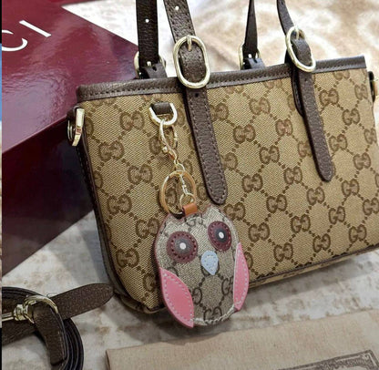 Gucci
100 dhs🇦🇪

SIZE：22cm

With the box
🎁🎁🎁

Zain35
♥️♥️♥️
