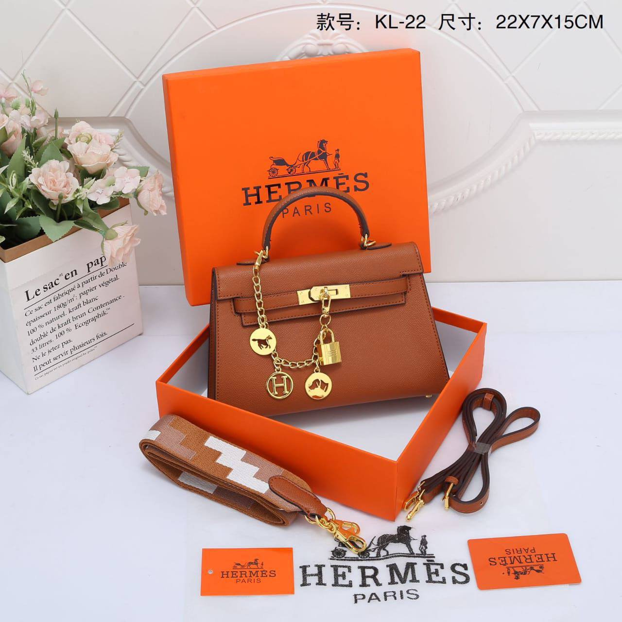 Hermes 
Size 22cm
105 dhs✅
With box 📦

Zain70
♥️♥️♥️