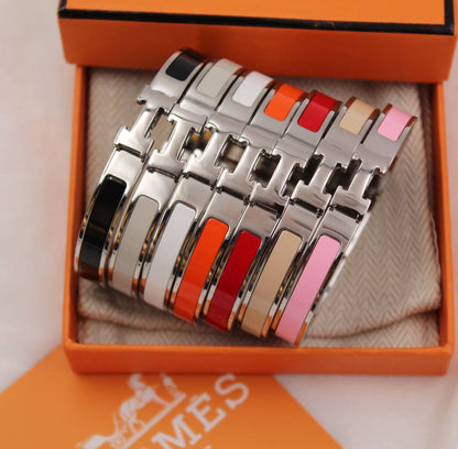 HERMES
🆕🆕📣📣📣🆙🆙
Mini  Clic H bracelet
*MASTER QUALITY* 💯% 🏆

*85 dhs🪙💕* with *Orignal* Box🎁
*75 dhs🪙💕* with *Normal* Box🎁

Zain106
♥️♥️♥️