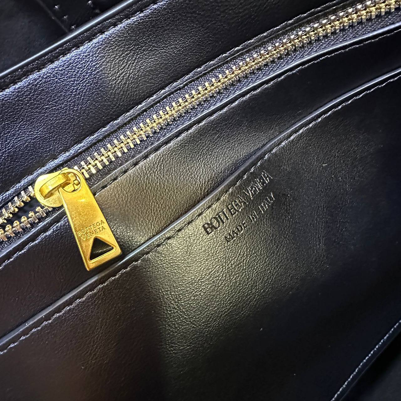 BOTTEGA 

NEW CAME 

HIGH QUALITY 

120  DHS……
32cm

Zain39
♥️♥️♥️