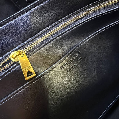 BOTTEGA 

NEW CAME 

HIGH QUALITY 

120  DHS……
32cm

Zain39
♥️♥️♥️