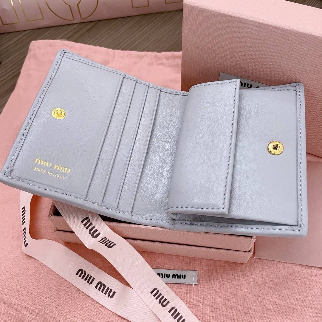 Miu miu

320 dhs🇦🇪🇦🇪🇦🇪

Zain275
♥️♥️♥️