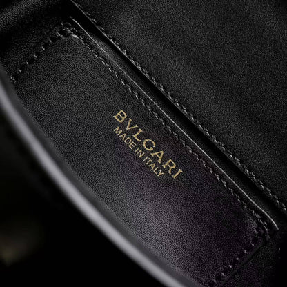 Bvlgari 
100 dhs🇦🇪🇦🇪

with box
size 19×5×9cm

Zain42
♥️♥️♥️