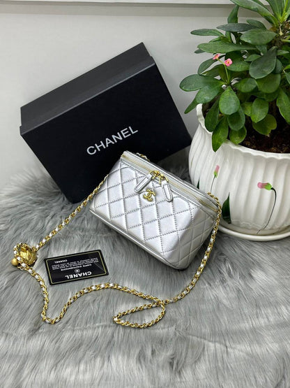 CHANEL 
SIZE  ………17CM🥰
100 dhs🇦🇪
with BOX🌷
🎁🎁🎁

Zain51
♥️♥️♥️