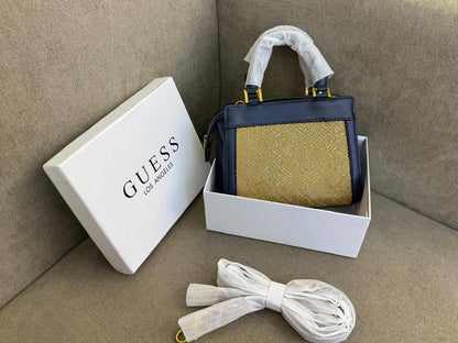 Guess
110 dhs🪙🌨️
size：22cm
Good quality 

with box
🎁🎁🎁

Zain35
♥️♥️♥️