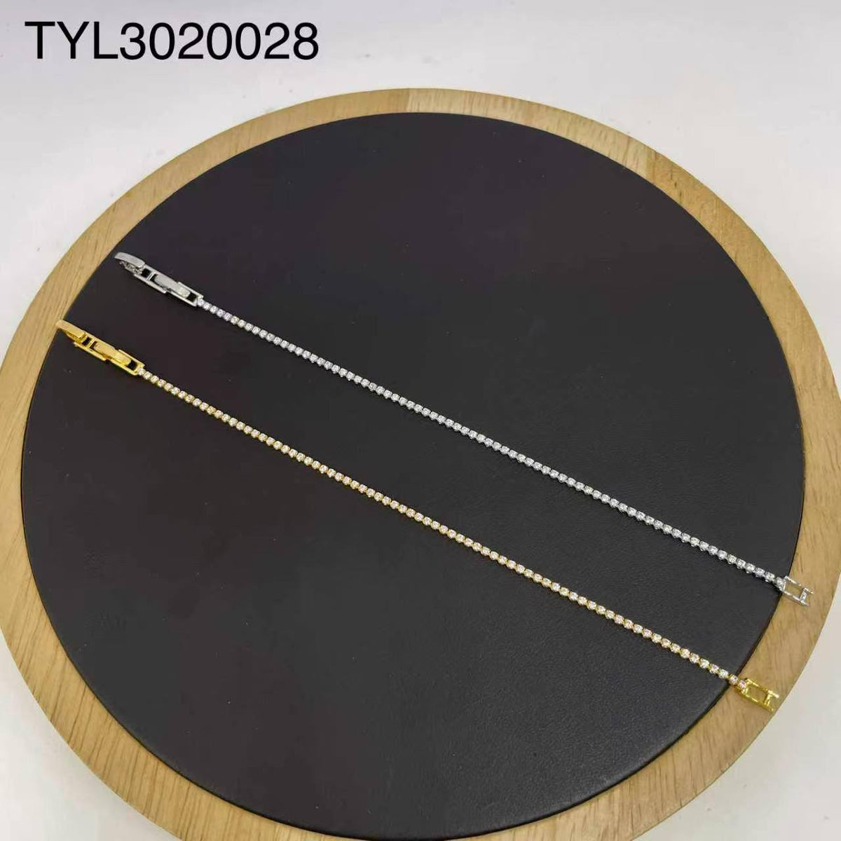 Bracelet ❤️‍🔥

 good quality 💯

 With black boxes 🗃️

35 dhs🇦🇪🇦🇪🇦🇪
With brand boxes 📦


 And paper bag🛍️
40 dhs🇦🇪🇦🇪

Zain216
♥️♥️♥️