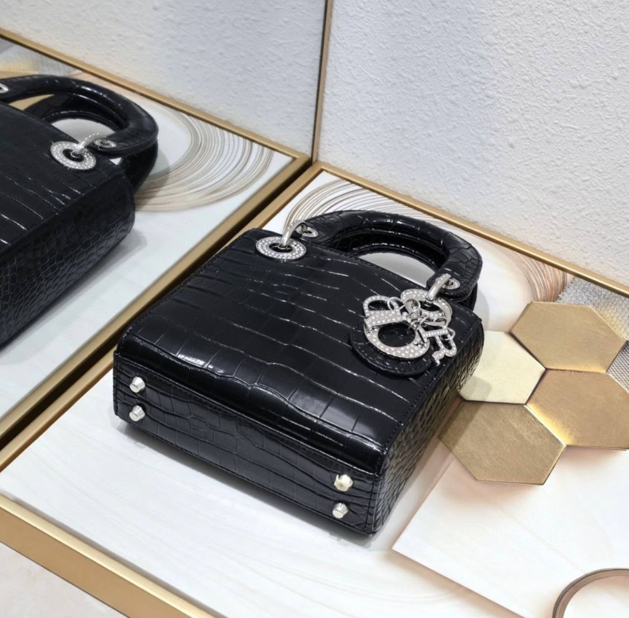 DIOR 
GOOD QUALITY
 WITH BOX 
🎁🎁🎁

120 dhs✅

Zain295
♥️♥️♥️