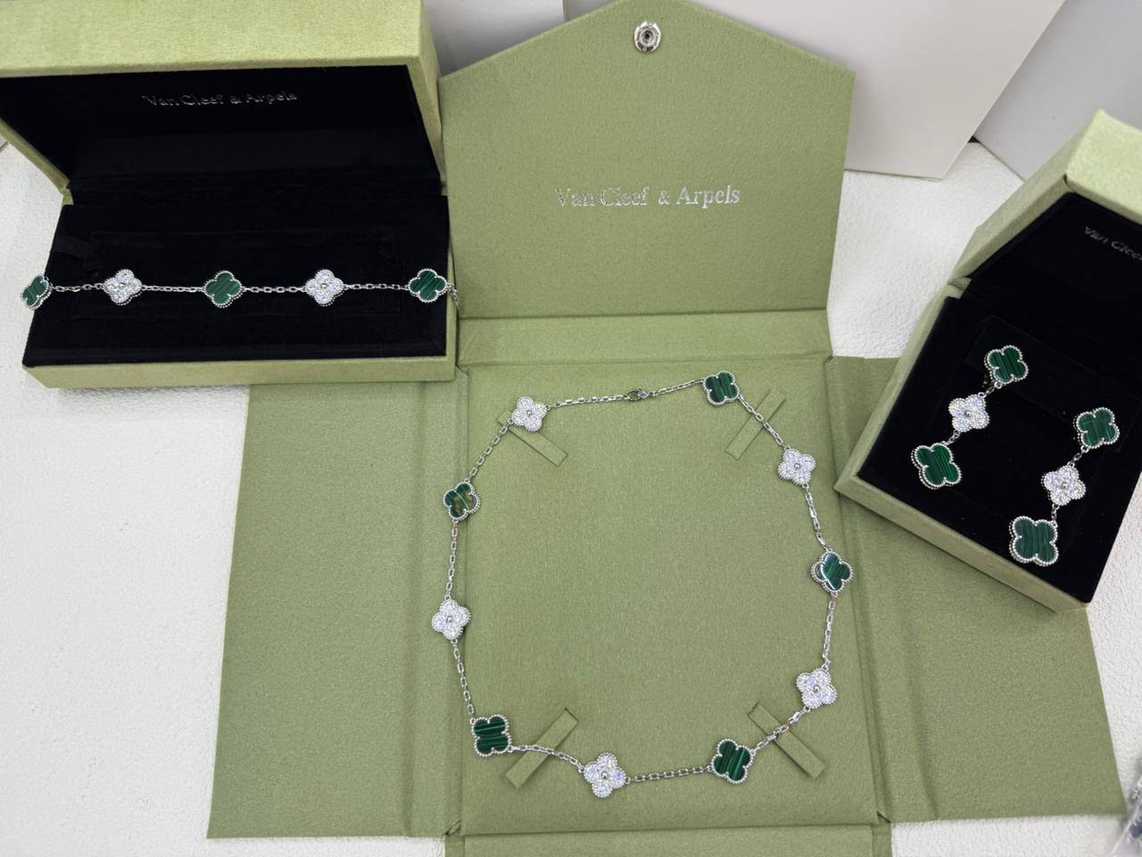 VCA SET❤️‍🔥*
Necklace 🍁
Earring💥
Bracelet 🐦‍🔥
Master quality 💯
With normal boxes 📦 
250 dhs🪙🌨️
With master box 🗃️ 
300 dhs🪙🌨️

Zain216
♥️♥️♥️