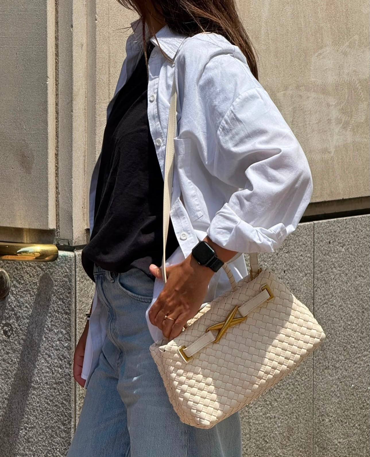 BOTTEGA NEW CAME HIGH QUALITY WITH BOX 
150 dhs✅

Zain295
♥️♥️♥️