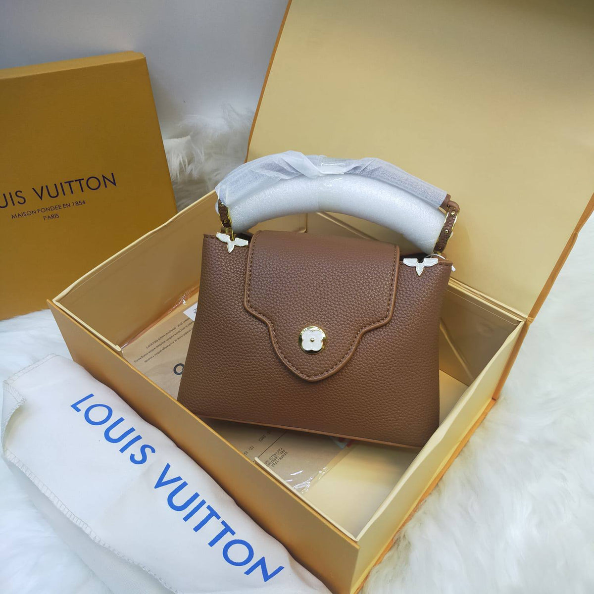LV

95 dhs🇦🇪

Withbox

Zain235
♥️♥️♥️