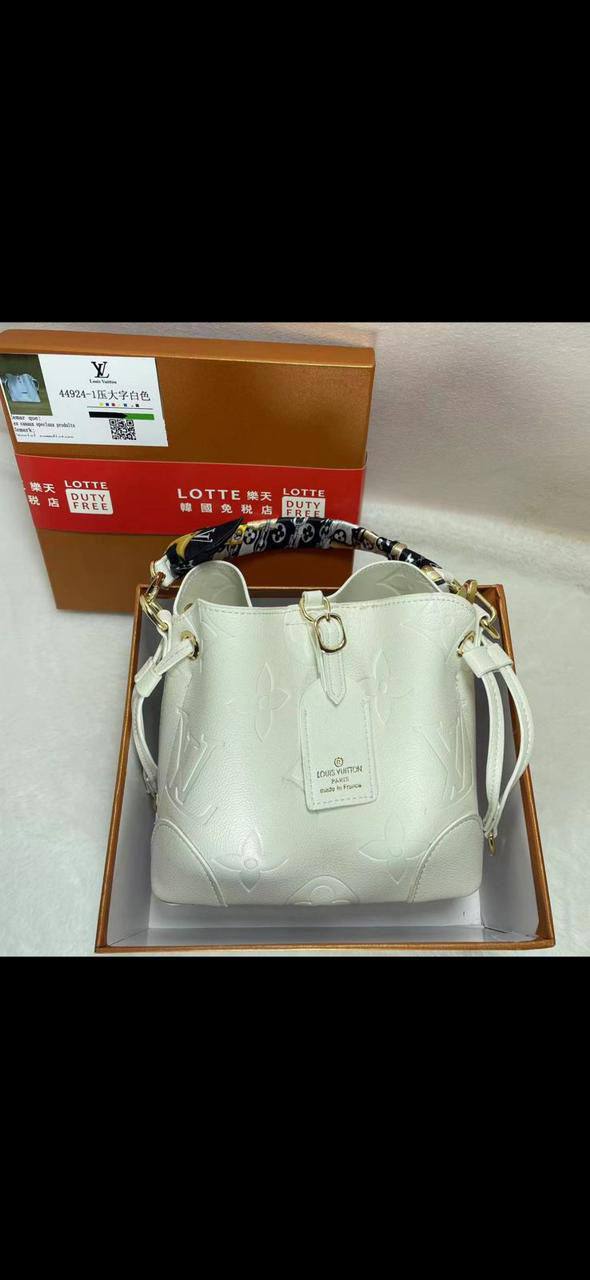 Bucket bag
Good quality 
110 dhs💓
With box 📦

Zain70
♥️♥️♥️