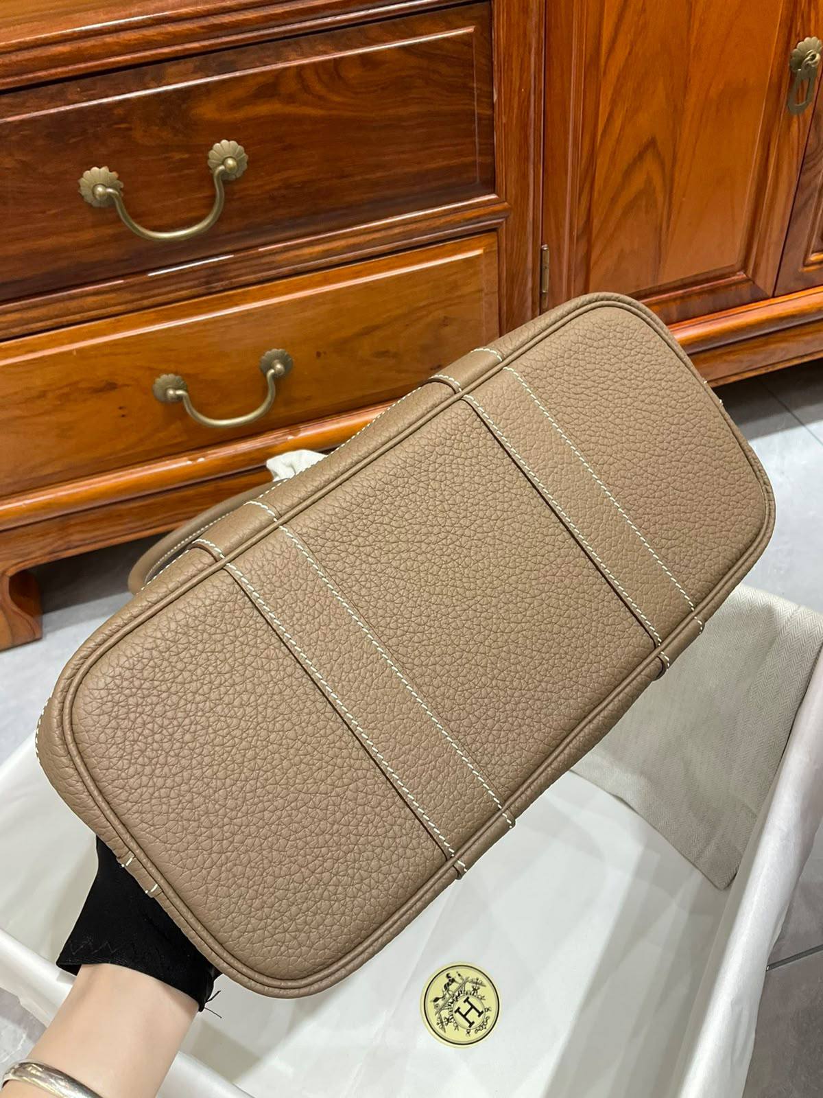 Hermes

Garden Party 30

Size: 13 x 21 x 30cm
Tote / Everyday Bag

For Price 👇 WhatsApp✅
0568585901 
0507557372
0552275751 Owner Zain 👌

Zain325 
♥️♥️♥️