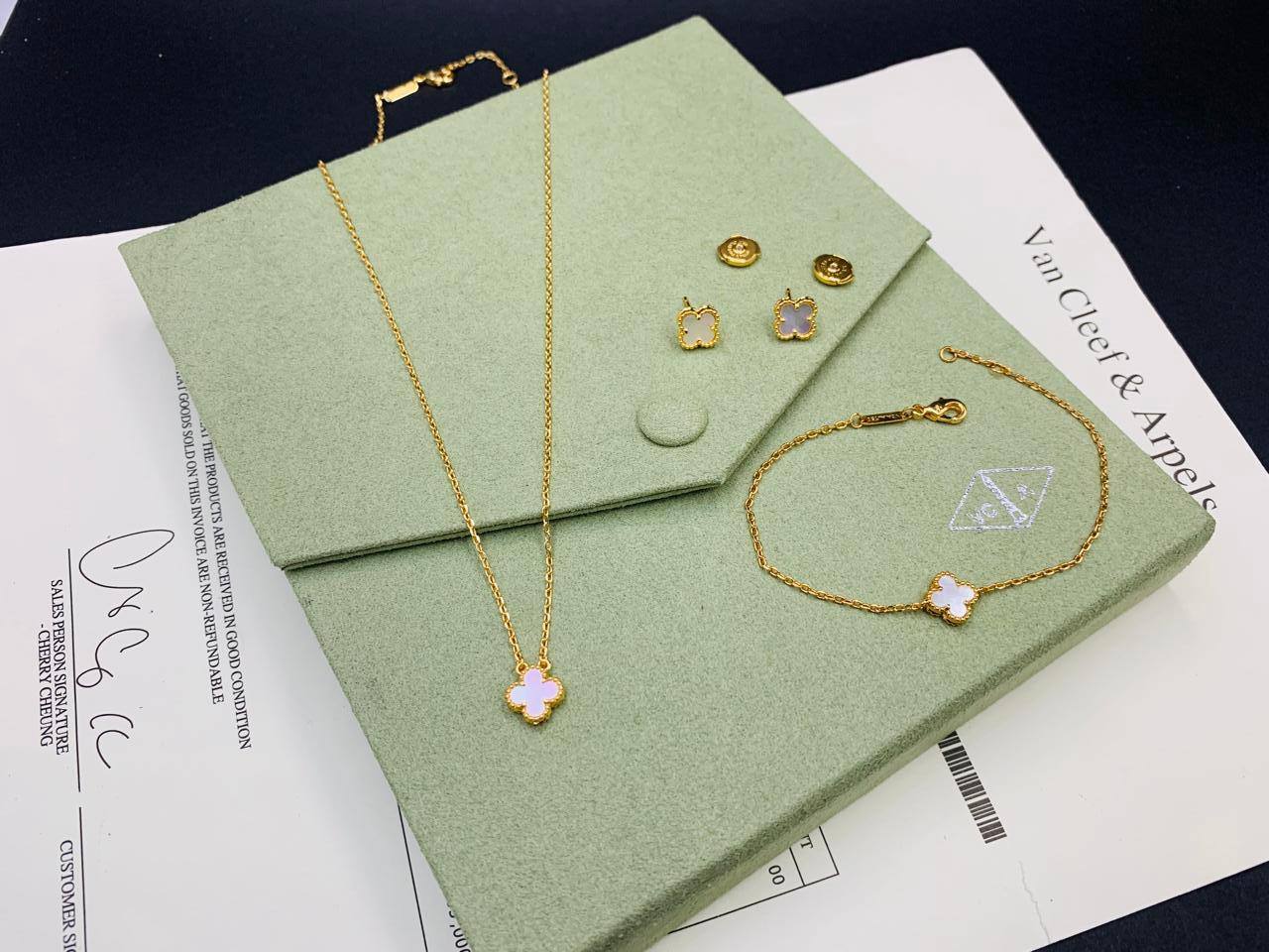 VCA SET 
MINI SIZE
NECKLACE BRACELET EARRINGS
95 DHS🇦🇪🇦🇪💫✨💥
WITH SMALL BOX AND PAPER BAG VCA🎁🛍️

Zain89
♥️♥️♥️