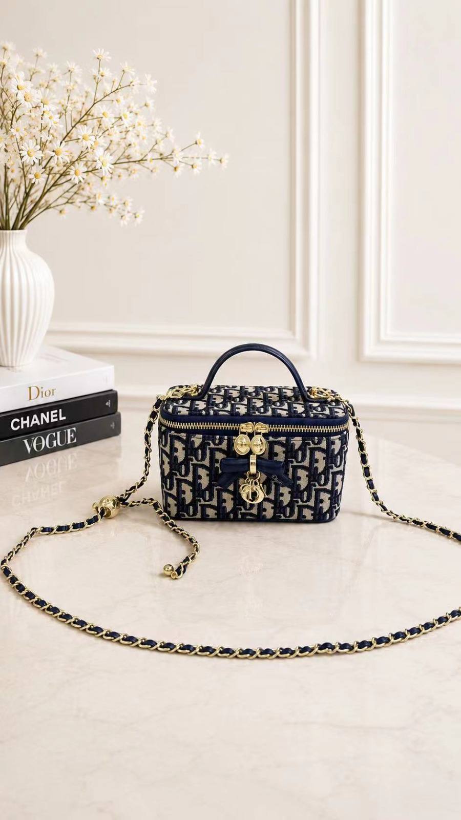 DIOR

best quality 
with box
110 dhs🇦🇪🇦🇪

Zain290
♥️♥️♥️