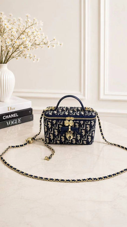DIOR

best quality 
with box
110 dhs🇦🇪🇦🇪

Zain290
♥️♥️♥️