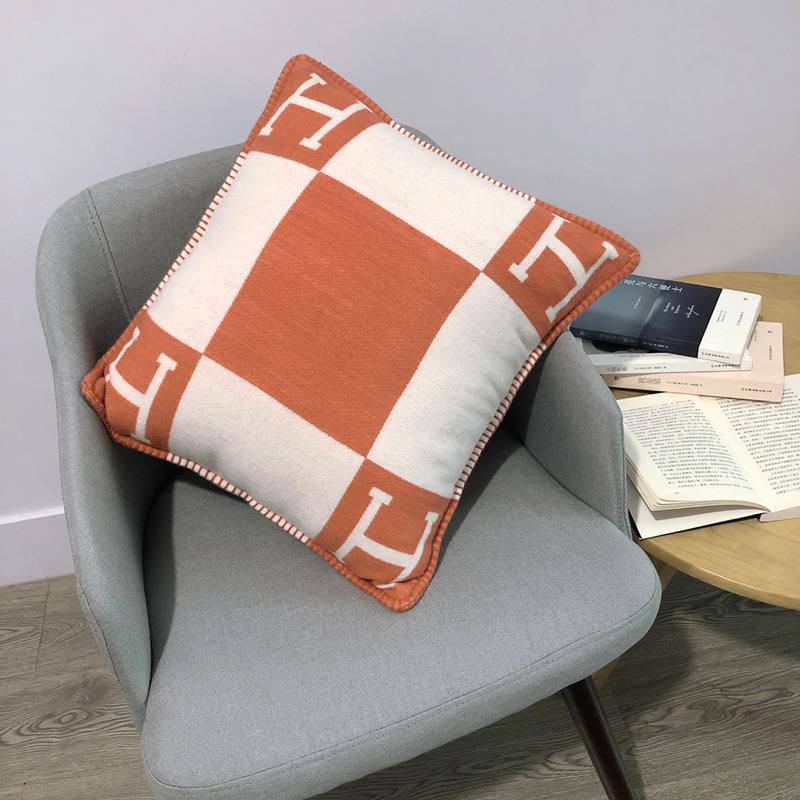 New collection 
Master 
Throw blanket in Merinos wool and cashmere (90%
rinos wool, 10% cashmere)
Size 135*170
👉🏽Blanket 
150 dhs✅

👉🏽Pillows with feeling
90 dhs✅

Zain99
♥️♥️♥️