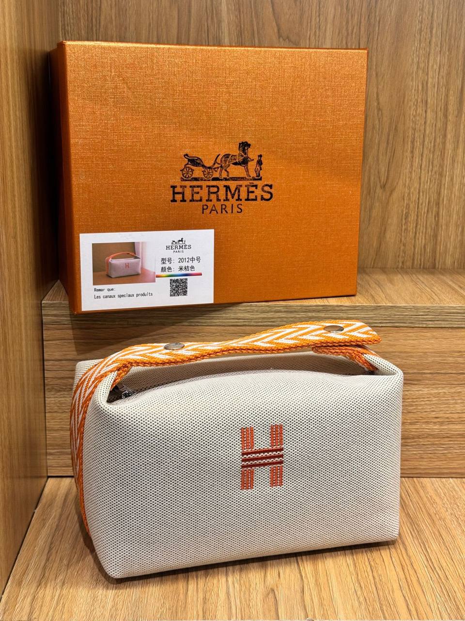 Hermes
Best quality with box’s 
100 dhs🇦🇪🇦🇪
size. 22 Cm

Zain290
♥️♥️♥️