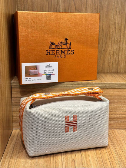 Hermes
Best quality with box’s 
100 dhs🇦🇪🇦🇪
size. 22 Cm

Zain290
♥️♥️♥️