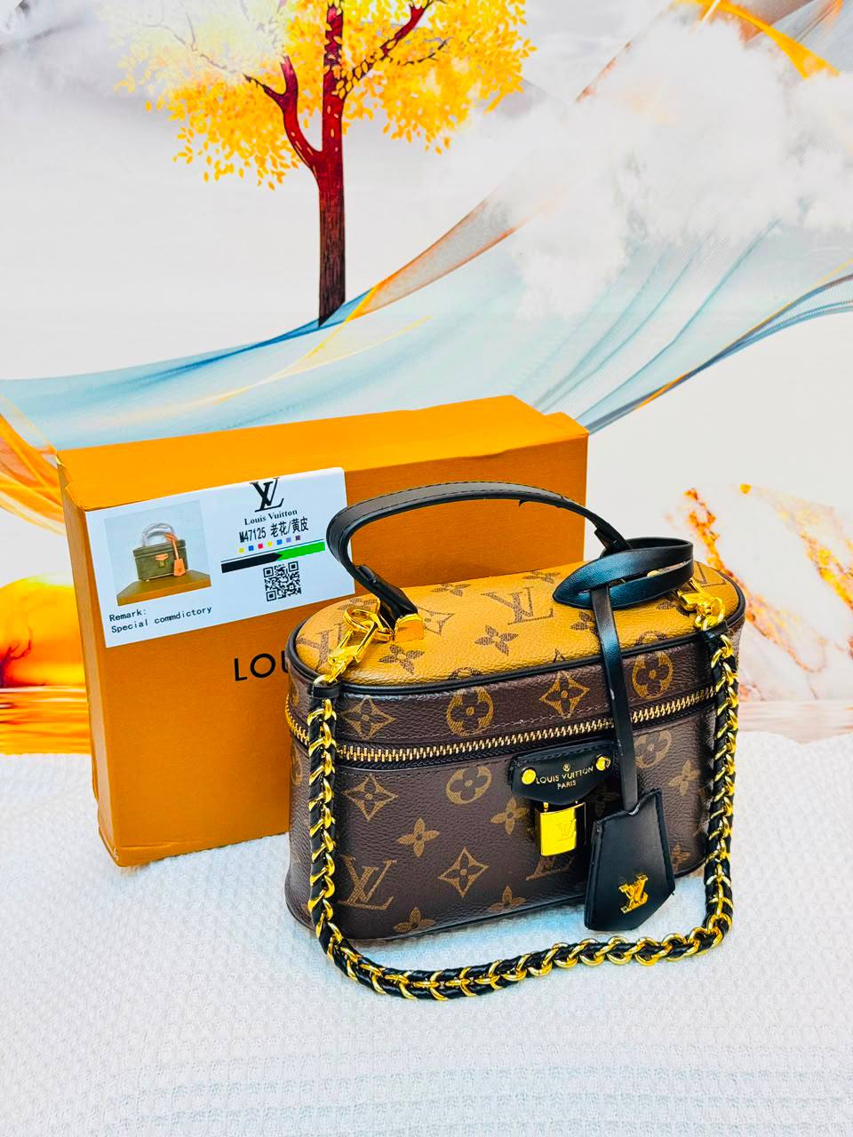 LV 
Best quality with box’s 
100 dhs🇦🇪🇦🇪
size 19 CM

Zain290
♥️♥️♥️