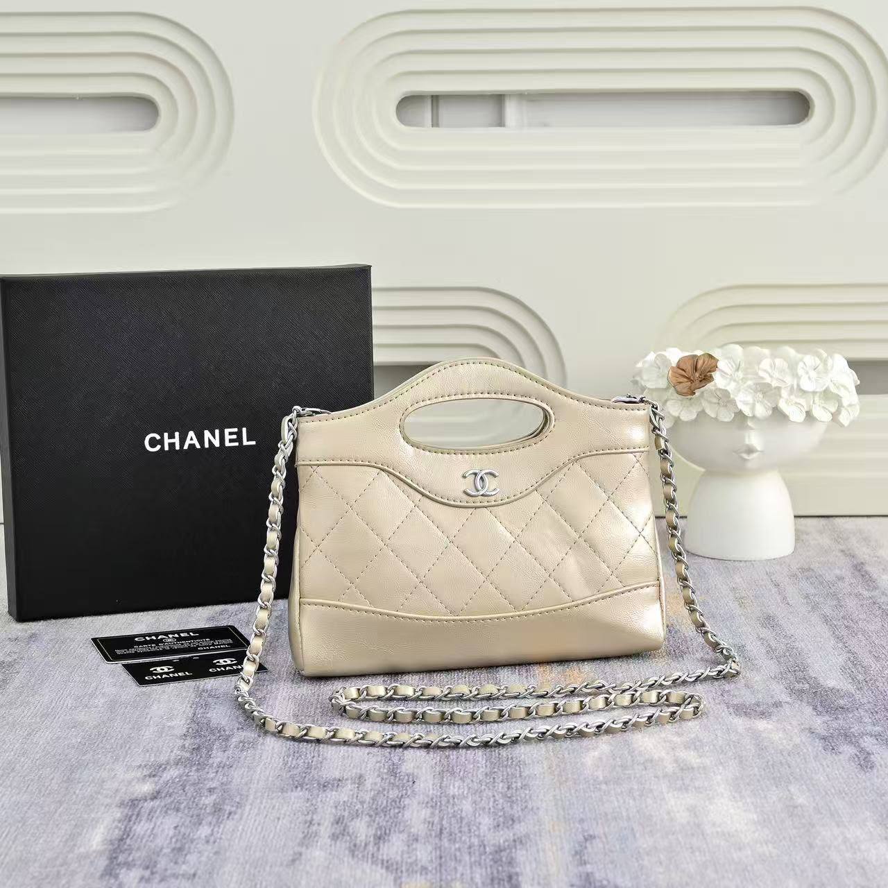 Chanel
withbox 
95 dhs🇦🇪🇦🇪

Zain143
♥️♥️♥️