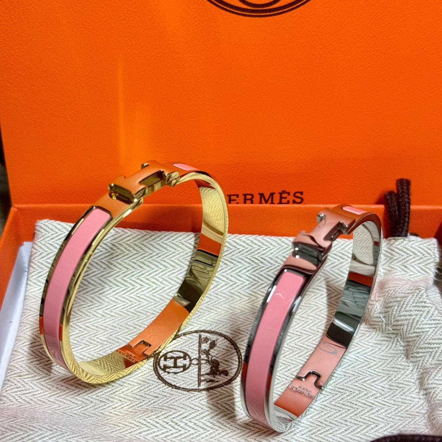 Hermes Bangle* 💥
Master quality 

45 dhs🪙🌨️
normal box 📦

Zain48
♥️♥️♥️