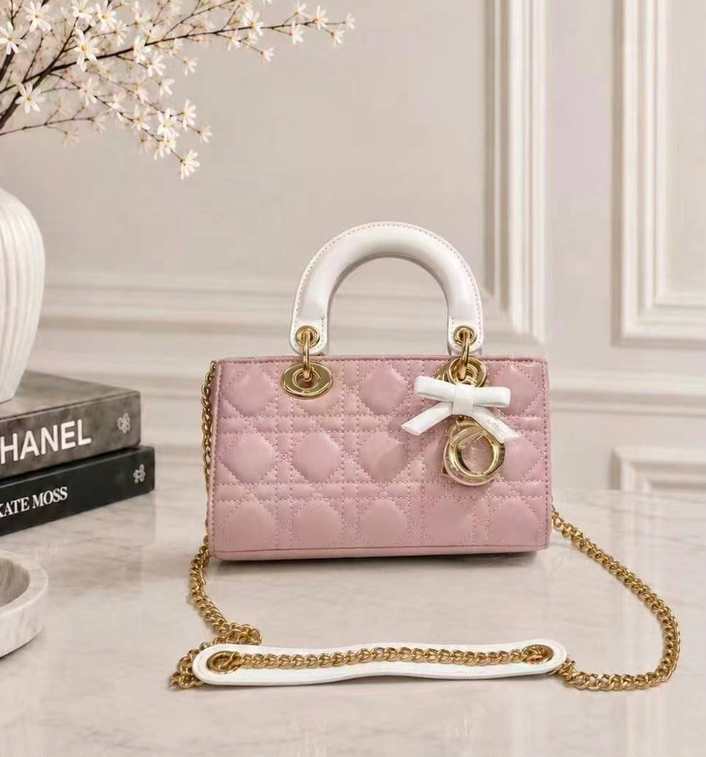 DIOR 

NEW CAME 

HIGH QUALITY 

WITH BOX 
135 dhs🇦🇪🇦🇪

Zain295
♥️♥️♥️