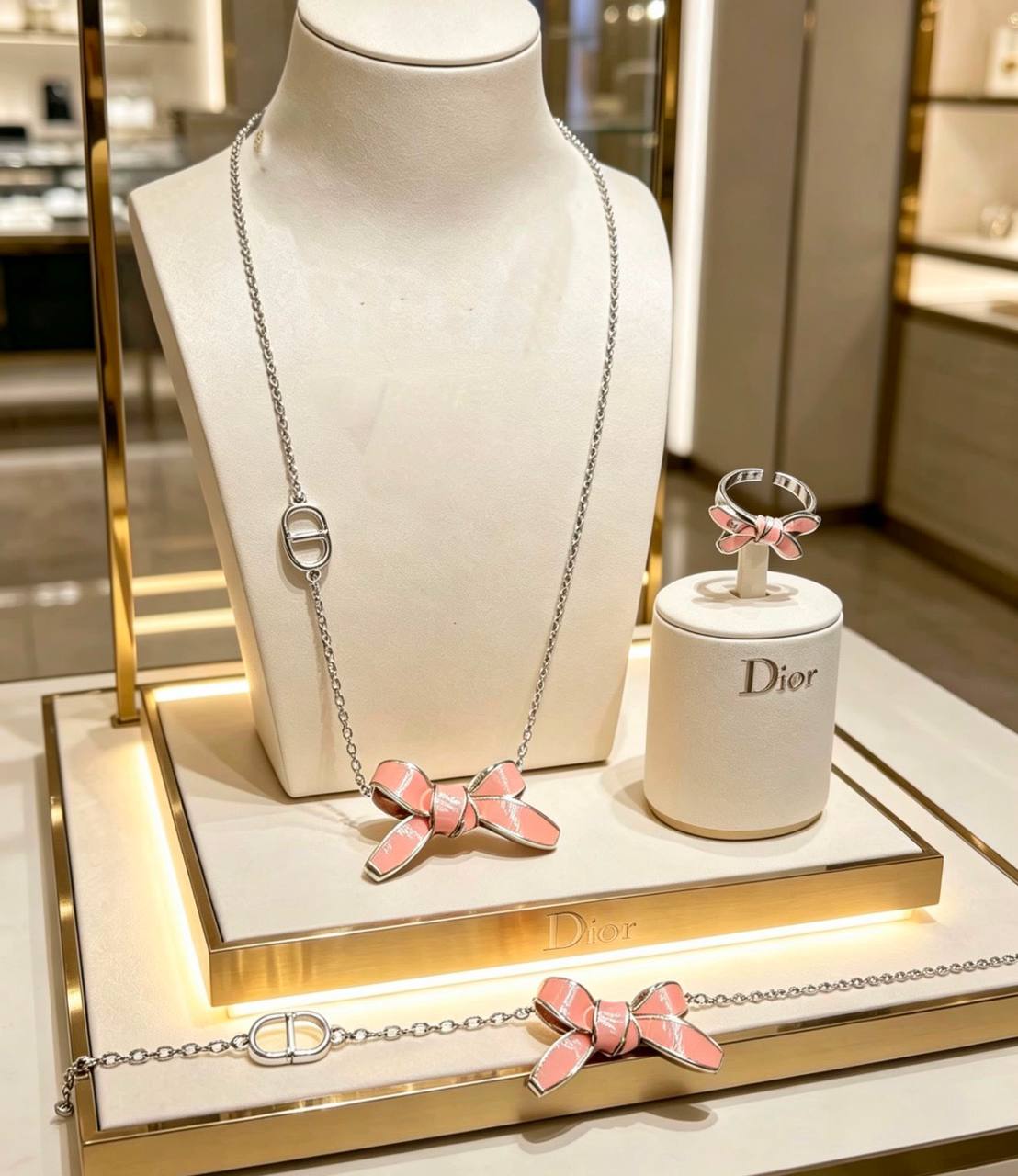 Dior ❤️‍🔥*
Necklace ✨
Ring 💍 free size 
Bracelet 💥
Master quality 💯
With normal boxes 🗃️ 
120 dhs✅
With master box 📦 
130 dhs✅

Zain216
♥️♥️♥️