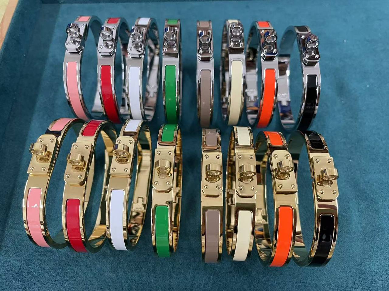 HERMES BANGLE
MASTER✨💫
60 dhs✅ EACH 
WITH BOX AND PAPER BAG🎁🛍️
COLORS AVAILABLE

Zain89
♥️♥️♥️