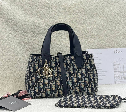 Dior 
Master🌺🌺
23Cm 

With Box
🎁🎁🎁

320 dhs✅

Zain131
♥️♥️♥️
