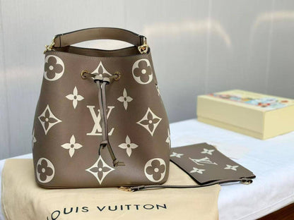 LV Master
Bucket 💕💕
25cm🫶🏼 
330 dhs❣️

Zain228
♥️♥️♥️