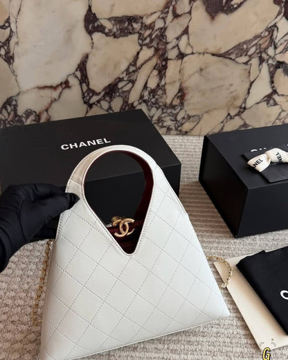 Chanel 
130 dhs🇦🇪🇦🇪

size 23×5×25cm

Zain42
♥️♥️♥️