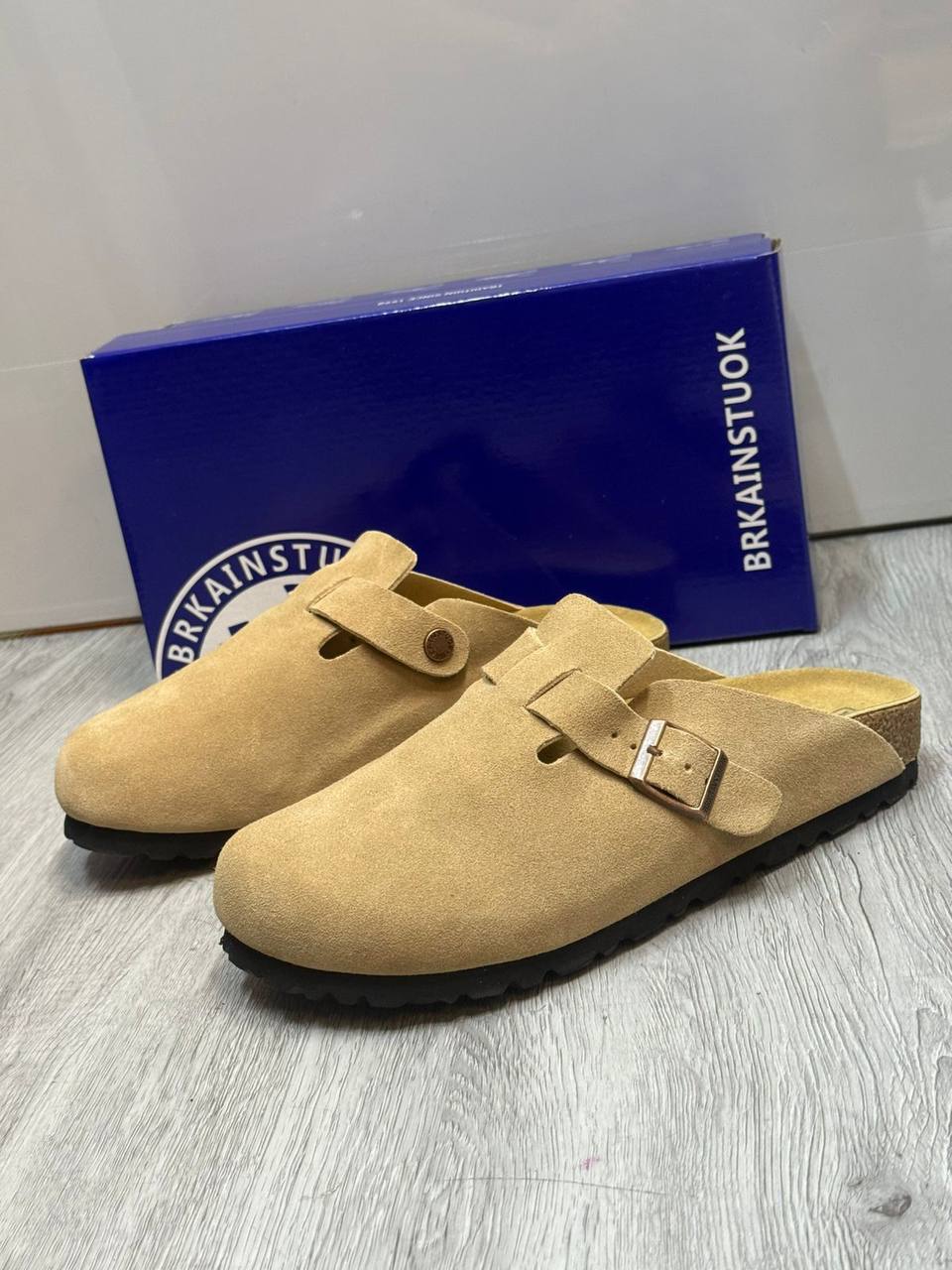 BRKAINSTUOK
LEATHER SLIPPER 
GOOD QUALITY 
*105 DHS*🪙🌨️
Size 36 to 41

Zain40
♥️♥️♥️
