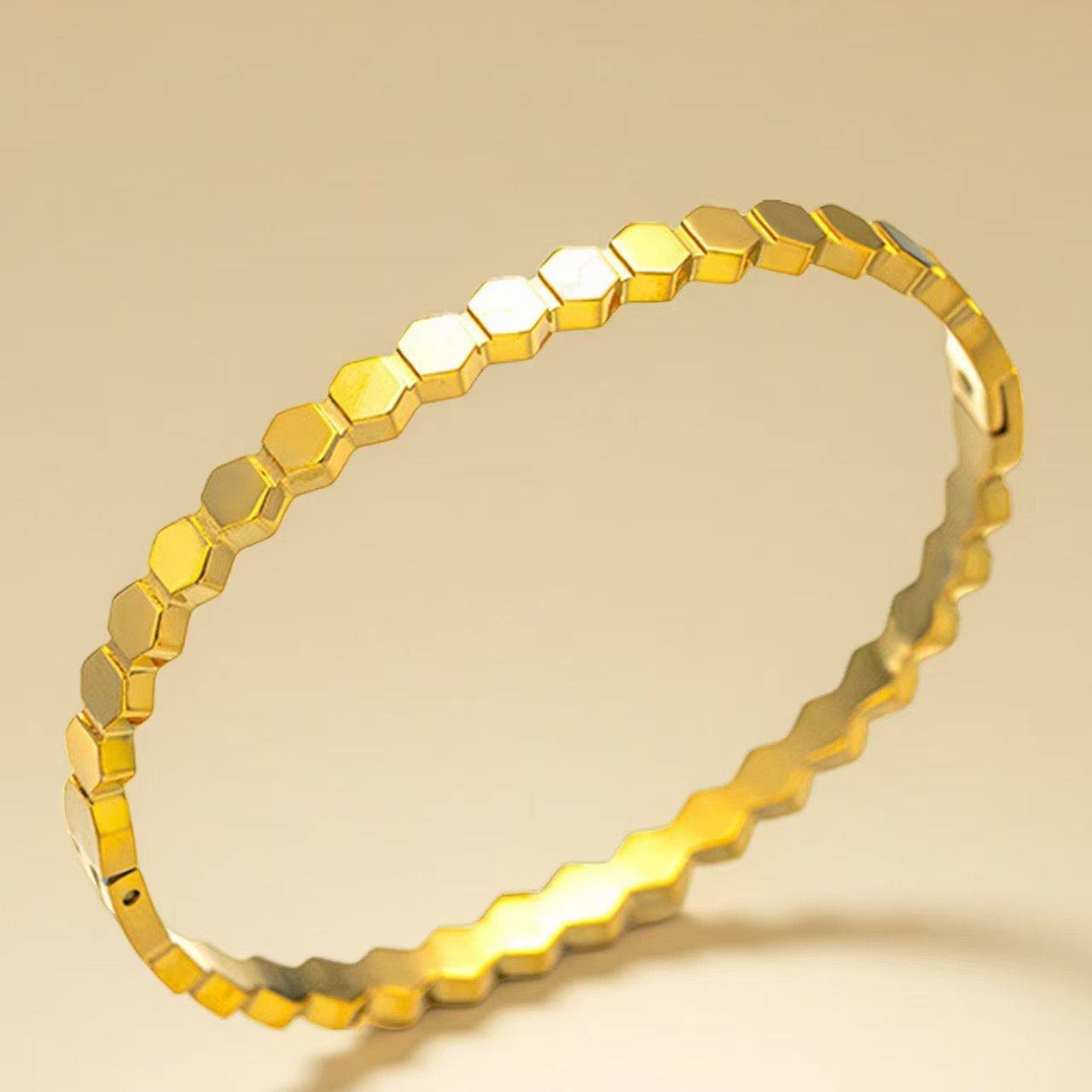 chaumet Paris s. Steel bangle without stone  Non tarnish 
20 dhs✅

Zain243
♥️♥️♥️