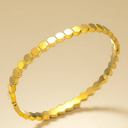 chaumet Paris s. Steel bangle without stone  Non tarnish 
20 dhs✅

Zain243
♥️♥️♥️