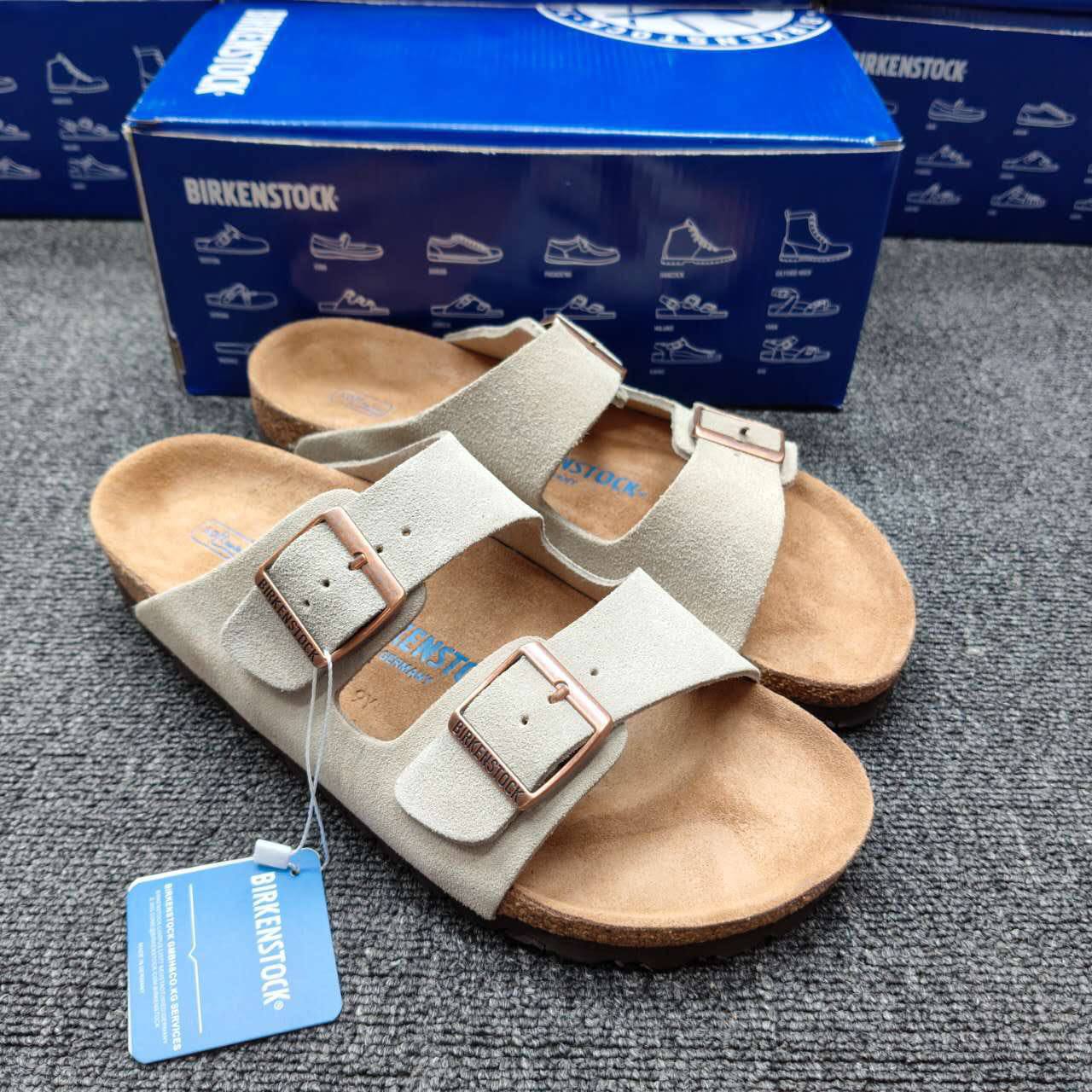 BIRKENSTOCK 
LEATHER SLIPPER 
Original  leather
150 dhs✅
40 to 45

Zain40
♥️♥️♥️