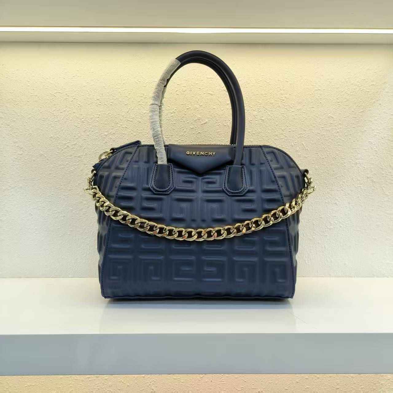 Givenchy
GOOD QUALITY 
120 dhs🪙🌨️

Zain200
♥️♥️♥️